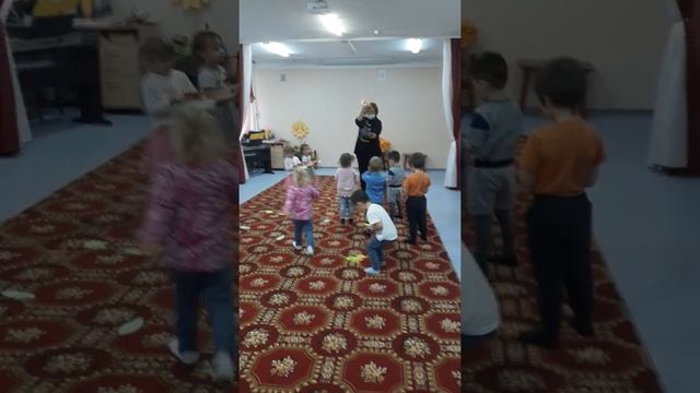 Танец с осенними листочками. смотреть онлайн