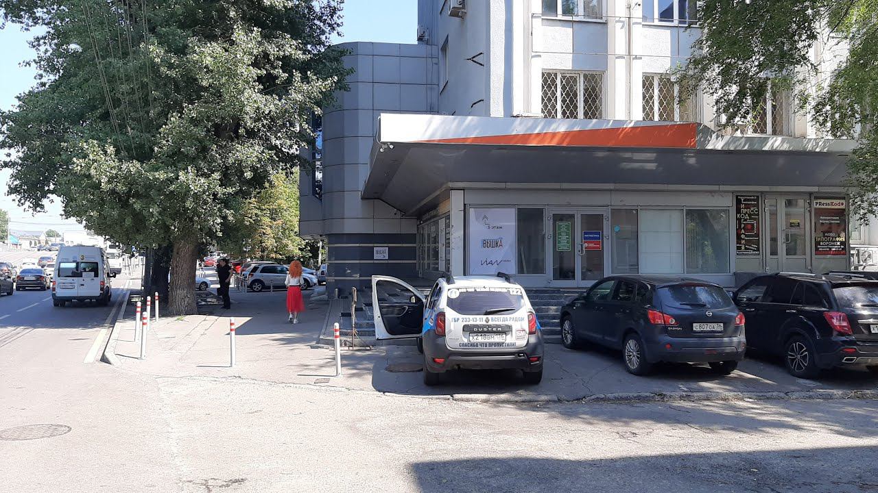 Воронеж, пр-т Революции, 1А. Заставили бизнесменов привести место около БЦ "СДМ" в полный порядок смотреть онлайн