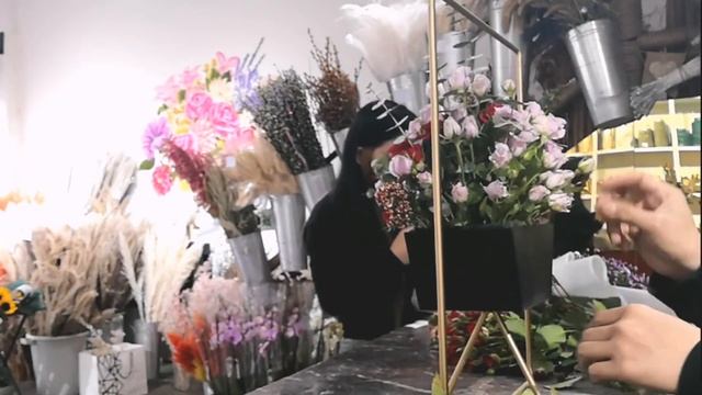 #orchids#skimmia#babyrose#eucalytus Mix flowers with skimmia eucalyptus baby rose and cut flowers смотреть онлайн