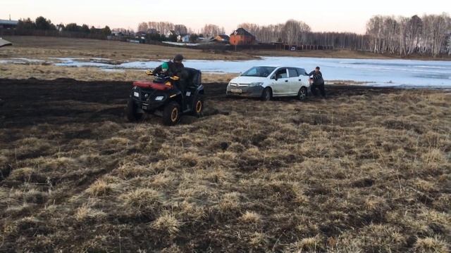 Вытаскиваем машину Квадриком . Квадроцикл . смотреть онлайн