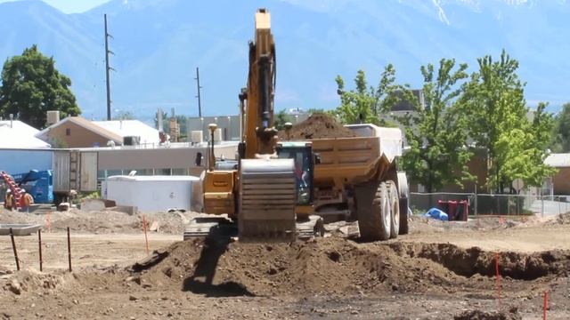 CAT 325C loading CAT 400E Articulated dump truck смотреть онлайн