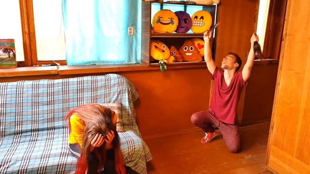 Я ОТРЕЗАЛ ВОЛОСЫ ДЕВУШКЕ ПРАНК / ОНА РАСТИЛА 3 ГОДА / ДЕВУШКА В СЛЕЗАХ / ВЕСЕЛЫЙ ПРАНК НАД ДЕВУШКОЙ смотреть онлайн