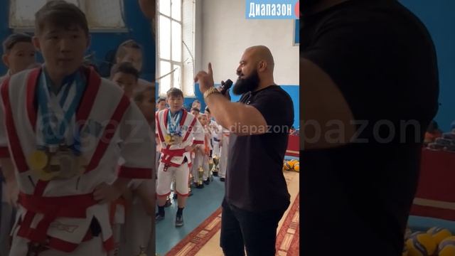 Силач Цырульников восхитил детей школы Актюбинской области. Разогнул подкову и подарил подарки смотреть онлайн