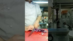 #повар быстро режет  ножом , резка овощей, Поварской нож