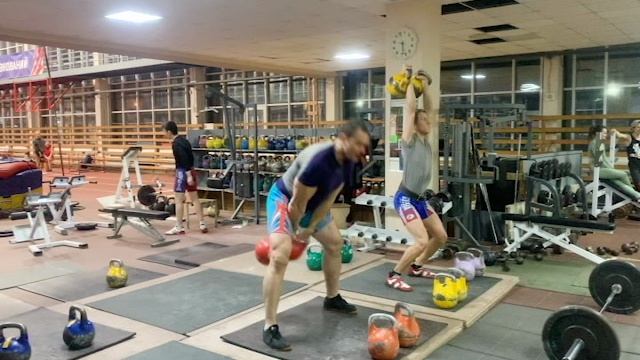 Рывок двух гирь 32 кг одна минута. Иван Денисов.avi смотреть онлайн