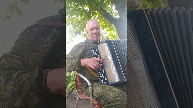 Дедушка Саша играет на баяне очень хорошо смотреть онлайн