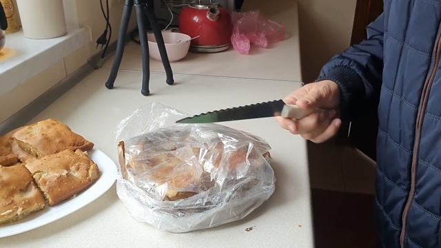 Целый день что-то едим. Папа привёз гостинцев. Снимаю тайно Валеру, как он общается с девочками. смотреть онлайн