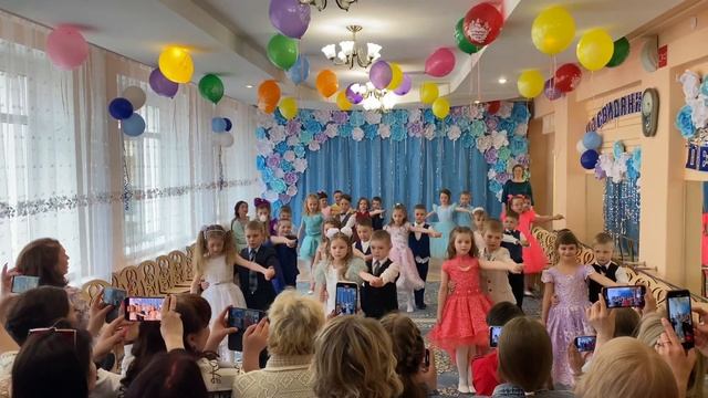 Даша с Богданом, вальс на выпускном в саду. смотреть онлайн