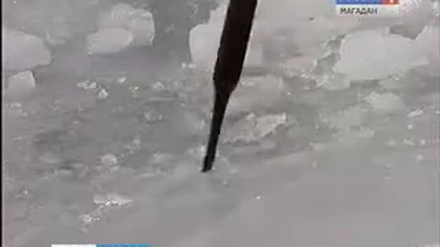 МЧС уговаривает рыбаков уйти со льда. смотреть онлайн