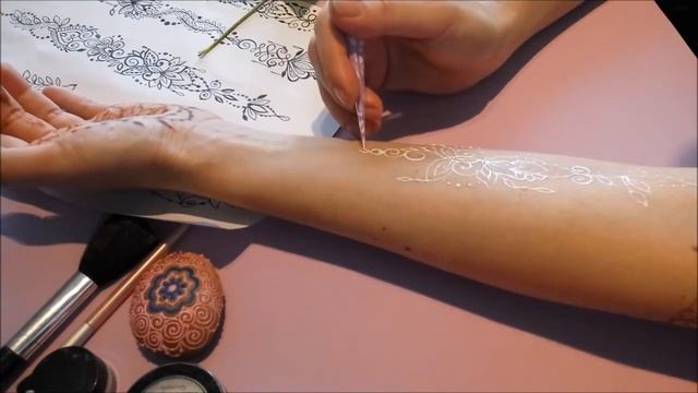 Как рисовать БЕЛОЙ ХНОЙ (клей для боди-арт) // WHITE HENNA how to смотреть онлайн