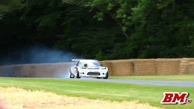 Mad Mike's RX-7 26B at Goodwood 2015 (drifts, donuts and flames) смотреть онлайн