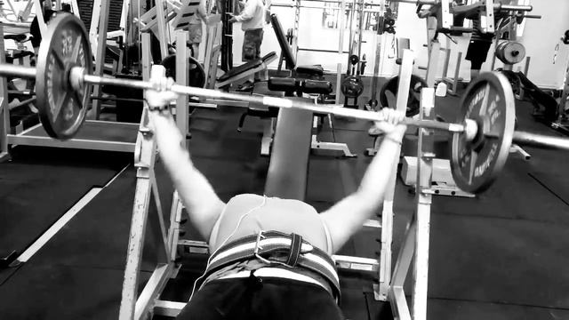Hitting 135 on bench press with Charles Mayer смотреть онлайн