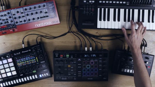 TORAIZ “SQUID” Multitrack Sequencer Tutorials: Connecting to a MIDI Keyboard смотреть онлайн
