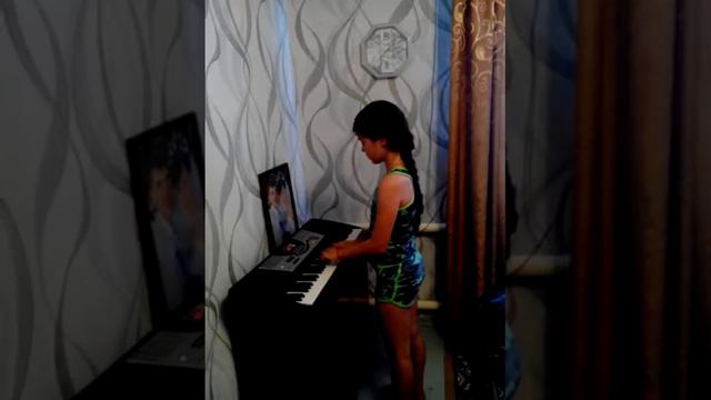 Игра на синтезаторе угадываете песни