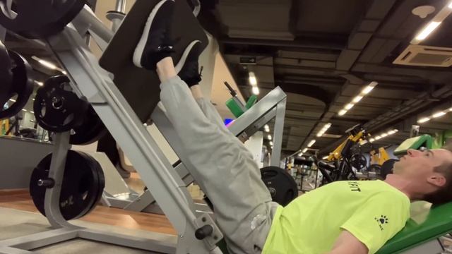 Жим платформы двумя ногами (Leg press) смотреть онлайн
