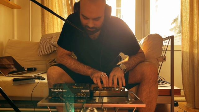 Фоновая музыка для моего канала на Korg Volca Fm смотреть онлайн