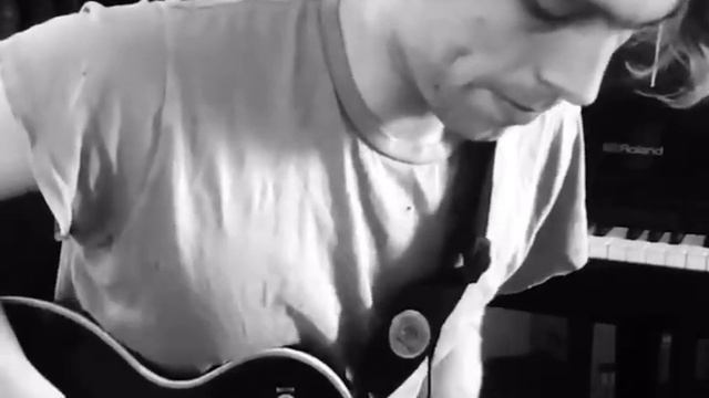 luke hemmings shredding on the guitar смотреть онлайн