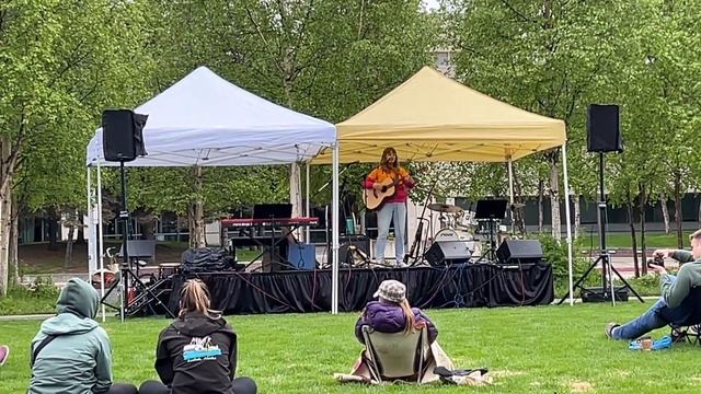 #1367 Музыкальная Аляска Сын Дага Беклер играет на рояле.