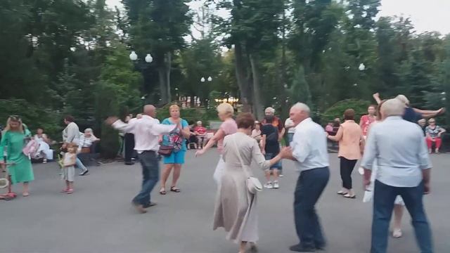 Харьков, танцы в парке,"Всё будет хорошо!" смотреть онлайн