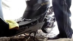 Сборка облицовки скутера Хонда.