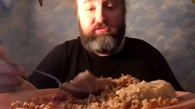 Ем гречку и котлету на ужин. Спорю с Галей о вкусе котлеты. Мукбанг Обжор Еда на камеру. смотреть онлайн