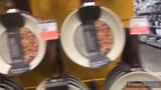 Мы едем в ленту)))) помогаю подруги выбирать сковороду))))