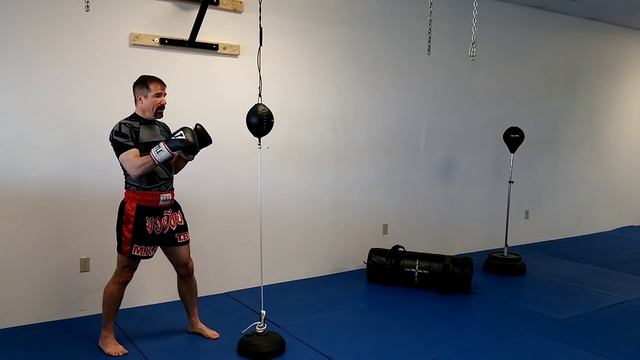 Double End Bag Demonstration and Review by MMA and Muay Thai coach Kru Ray смотреть онлайн
