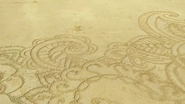 Пляж в качестве холста. Рисунки на песке смотреть онлайн