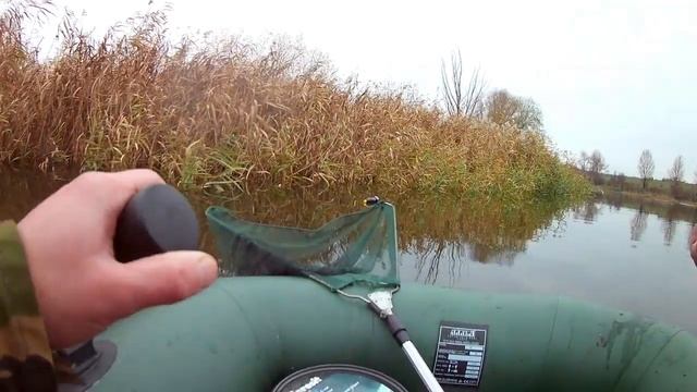 Рыбалка на кружки на реке Сугоклея. Рыбак уснул в лодке. Ловля на бутылки. Пацанская кухня. смотреть онлайн