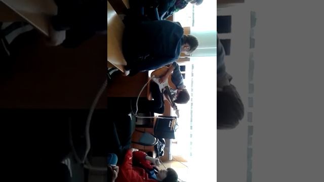 Парень играет на электро-гитаре смотреть онлайн