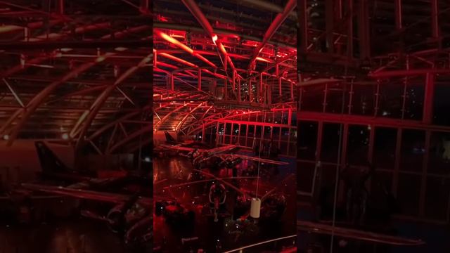 🇦🇹奧地利生活|Salzburg Hangar 7 ✈|美女老師Lilly 帶您現場參觀紅牛老闆|第七飛機庫✈藝術博物館及美食之地 смотреть онлайн