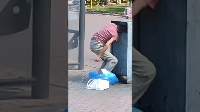 Девушка застряла в мусорном баке: в похожих фильмах все свадьбой заканчивается) смотреть онлайн