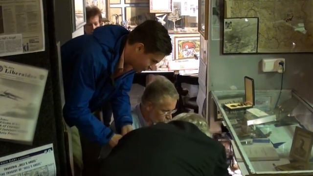 Glen Alfredson z synem Peterem w Muzeum "Hell's Angel" w Wadowicach... смотреть онлайн