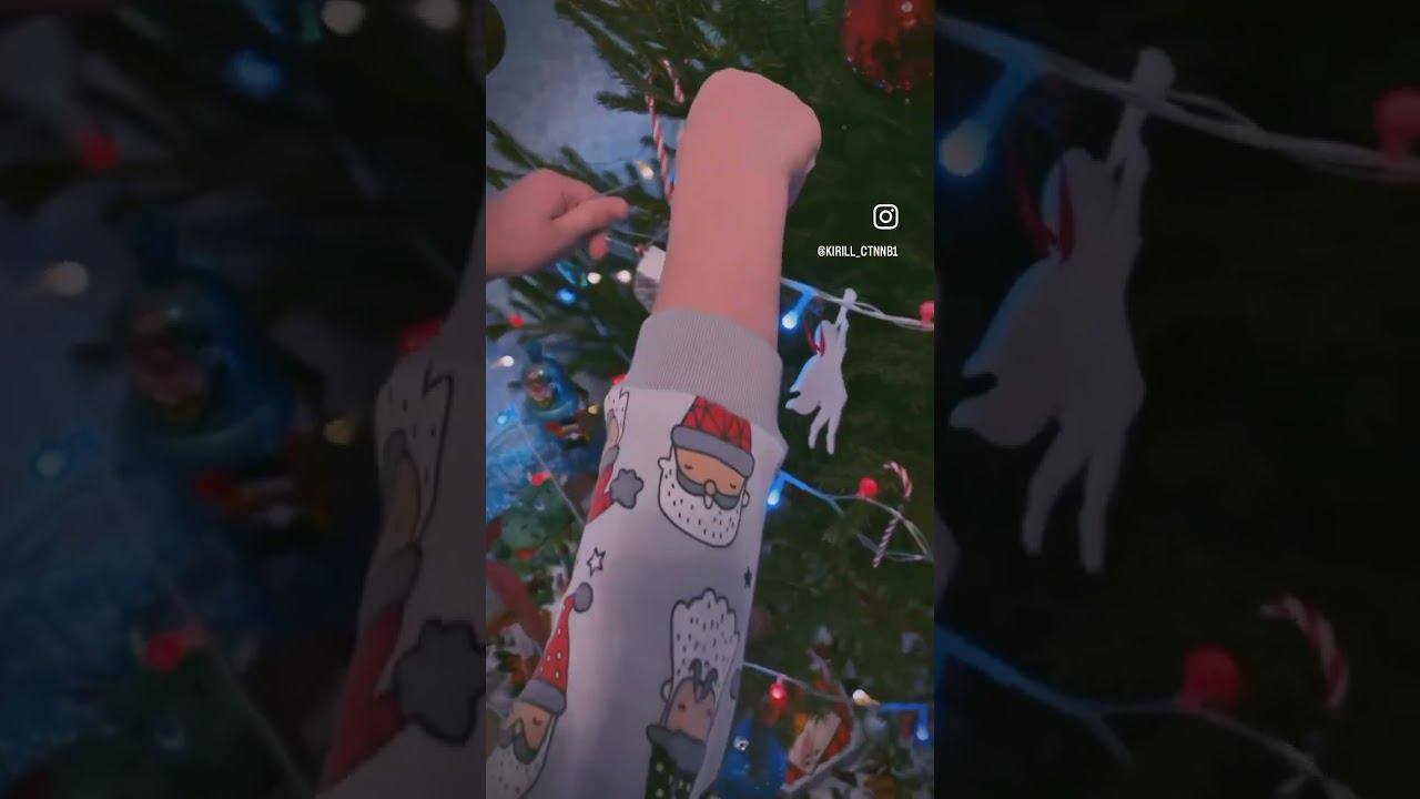 Новый год 2024. Киря украшает ёлку.