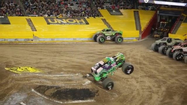 Grave Digger Vs. Son-uva-Digger : Monster Jam 2022 Syracuse
