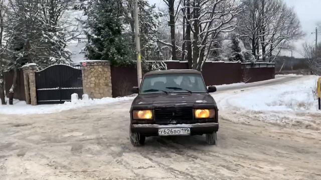 ЗИМНИЙ ДРИФТ НА ВАЗ 2107. СЕМЕРКА. КАК НАУЧИТЬСЯ ЗИМНЕМУ ДРИФТУ? смотреть онлайн