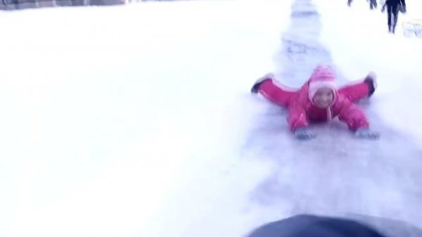 Ледяная горка и много веселья