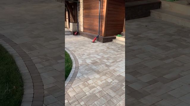 Как вам сочетание цвета фасада и мощения?? #брусчатка #дорожки #тротуарнаяплитка #сад #фахверк #дом смотреть онлайн