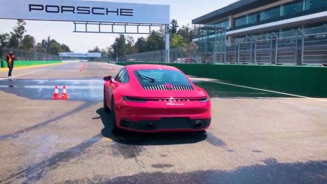 Manejé el nuevo Porsche 911 2020 en México!!? ?? | Car Motor смотреть онлайн