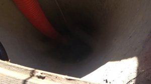 Как правильно почистить питьевой колодец илососом.