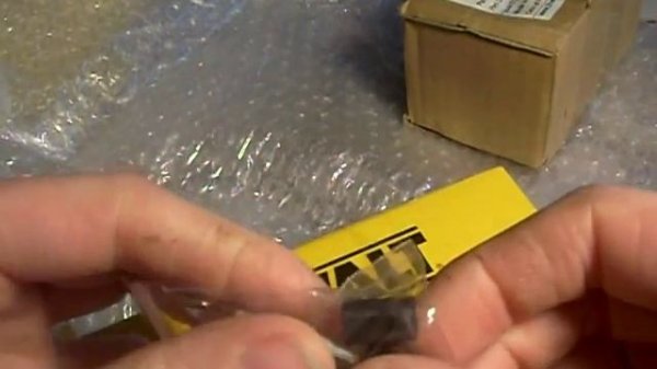 Посылка с TAOBAO.COM: Угольные щетки DEWALT и двигатель шуруповерта DEWALT.