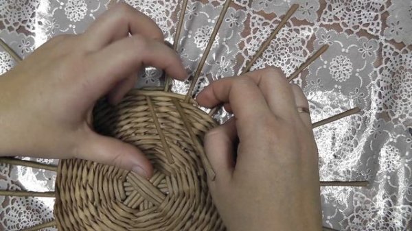 Подставка под горячее из газетных трубочек