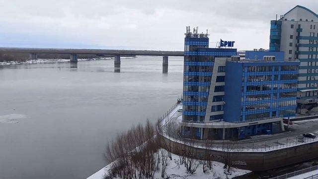Река Обь, начало ледохода в Барнауле. смотреть онлайн