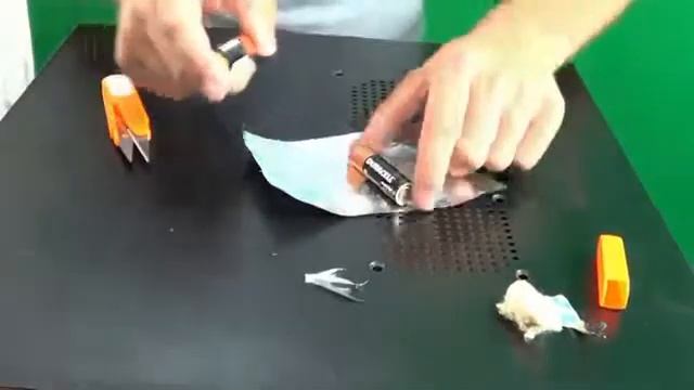как добыть огонь из пальчиковой батарейки и фольги Best lighter from AA battery смотреть онлайн