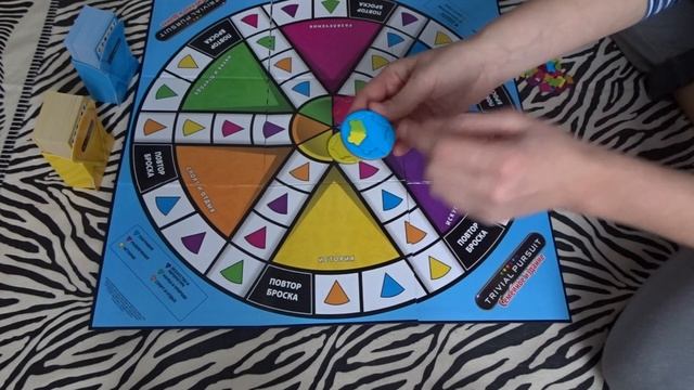 Игра Trivial Pursuit ( Тривиал Персьюит ) комплектация и полные правила как играть ! смотреть онлайн