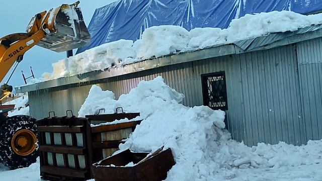 Помог сбросить ледяные глыбы снега с крыши. the loader helped to throw off snow blocks from the roo смотреть онлайн