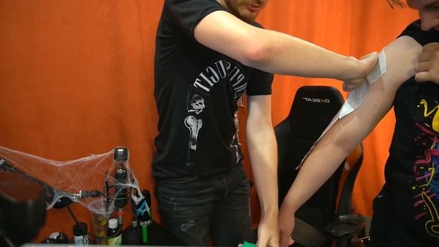 ПЯТЁРКА НАБИЛ ПЕРВУЮ ТАТУИРОВКУ смотреть онлайн