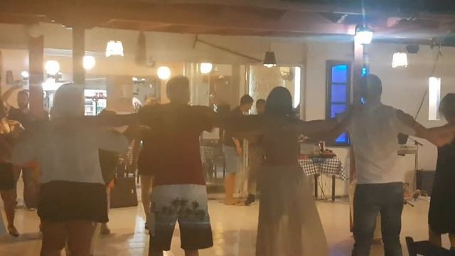 танец Сиртаки танцуют гости ресторана Фалираки Родос Sirtaki in restorane Родос смотреть онлайн