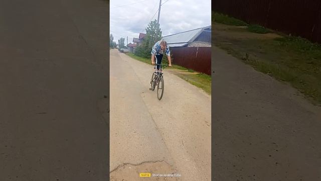 Вааааааааккуууууууууууууууууу Маша сделала на велике Ну как мне кажется нереально это сделать!