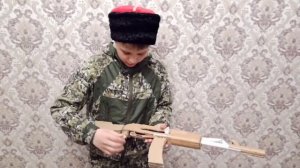 стреляющий автомат Калашникова из картона